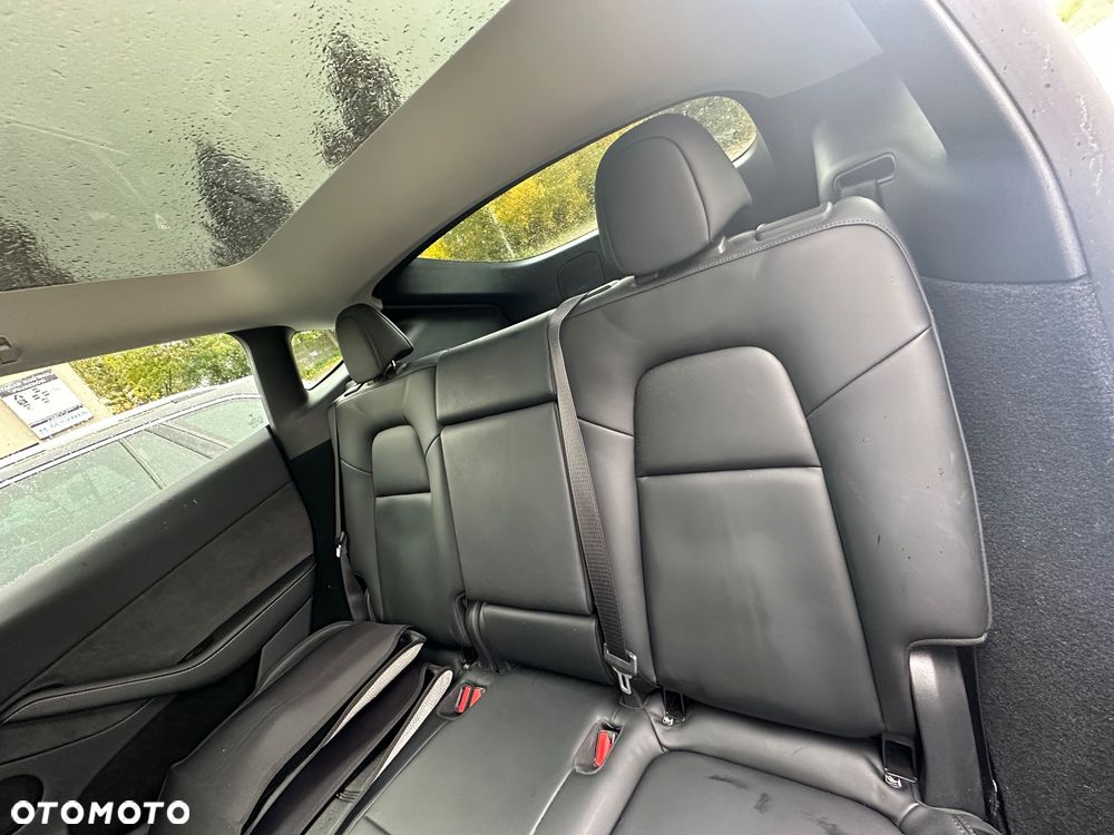 Tesla Y Long Range AWD - 17