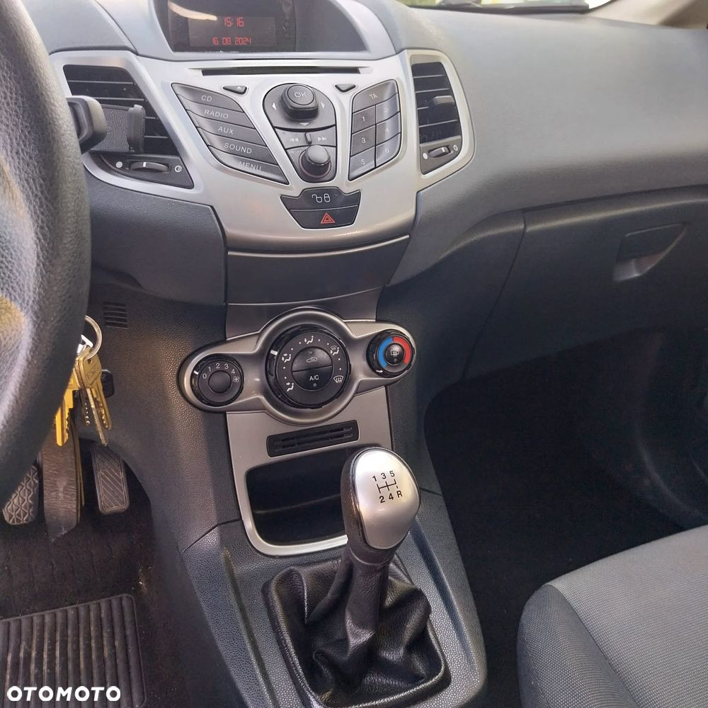 Ford Fiesta 2010 photo 3