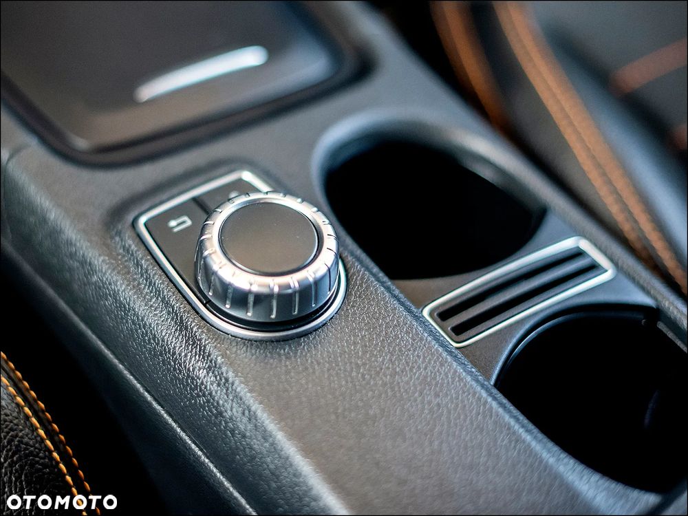 Mercedes-Benz CLA 180 7G-DCT Urban - 30