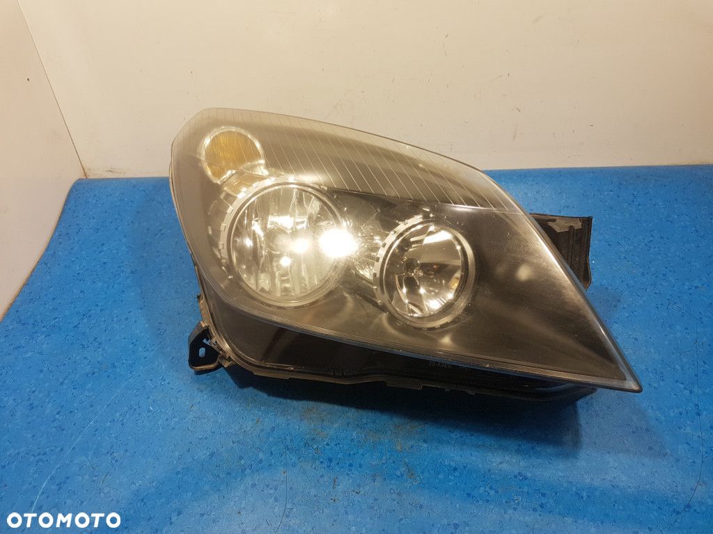 OPEL ASTRA H REFLEKTOR PRAWY - 1