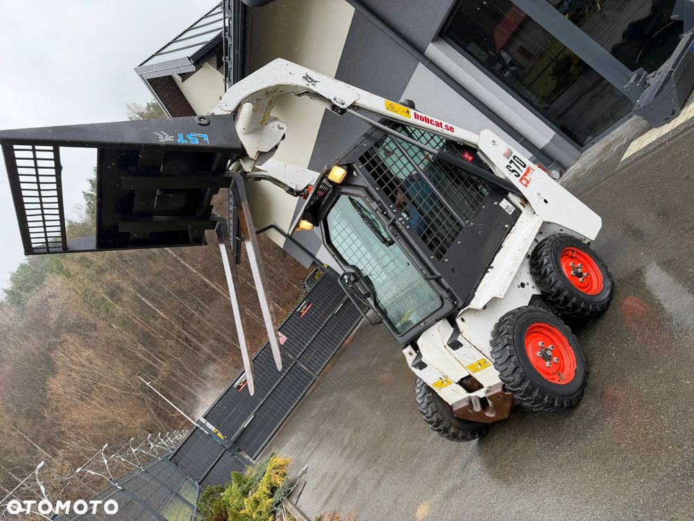 Bobcat S70 Mini-ładowarka 4x4 wózek terenowy. Łyżka widły. Kabina ogrzewana pełne szkło + drzwi ! aktualne serwisy DEKRA. Dokumentacja. silnik Kubota 3cyl. Maszyna Jak Nowa z Salonu! Pochodzi z Norweskiego Gospodarstwa! 2019 rok 715 mtg! Zero luzów i wycieków. Bardzo mocna i wydajna maszyna o małych gabarytach! Wąskie koła. Idealna do stajni. OKAZJA TANIO - 7