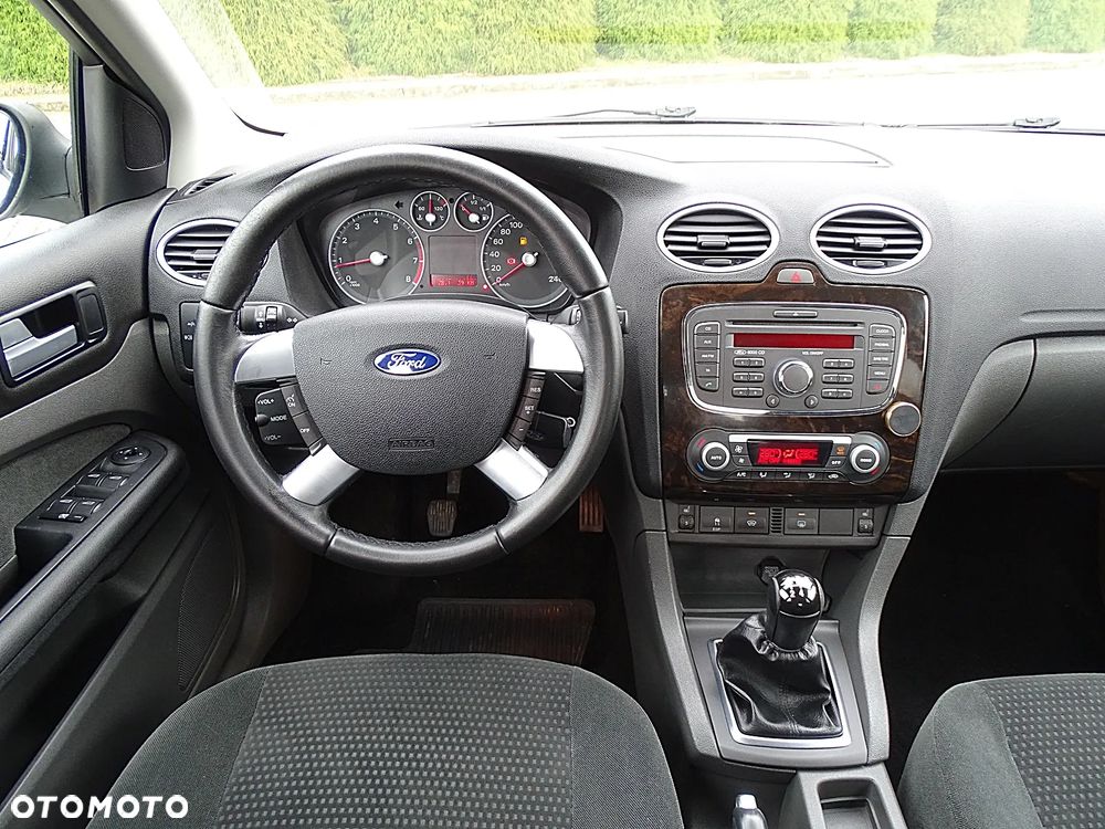 Ford Focus 1.8 FF Ghia - 24