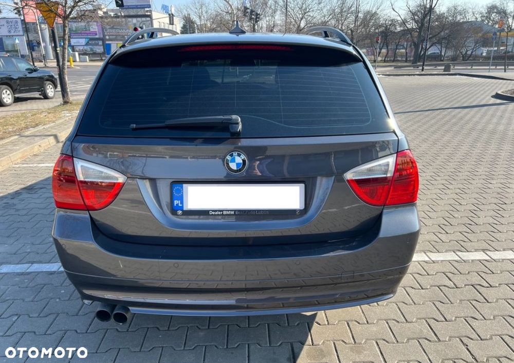 BMW Seria 3 325xi Touring - 8