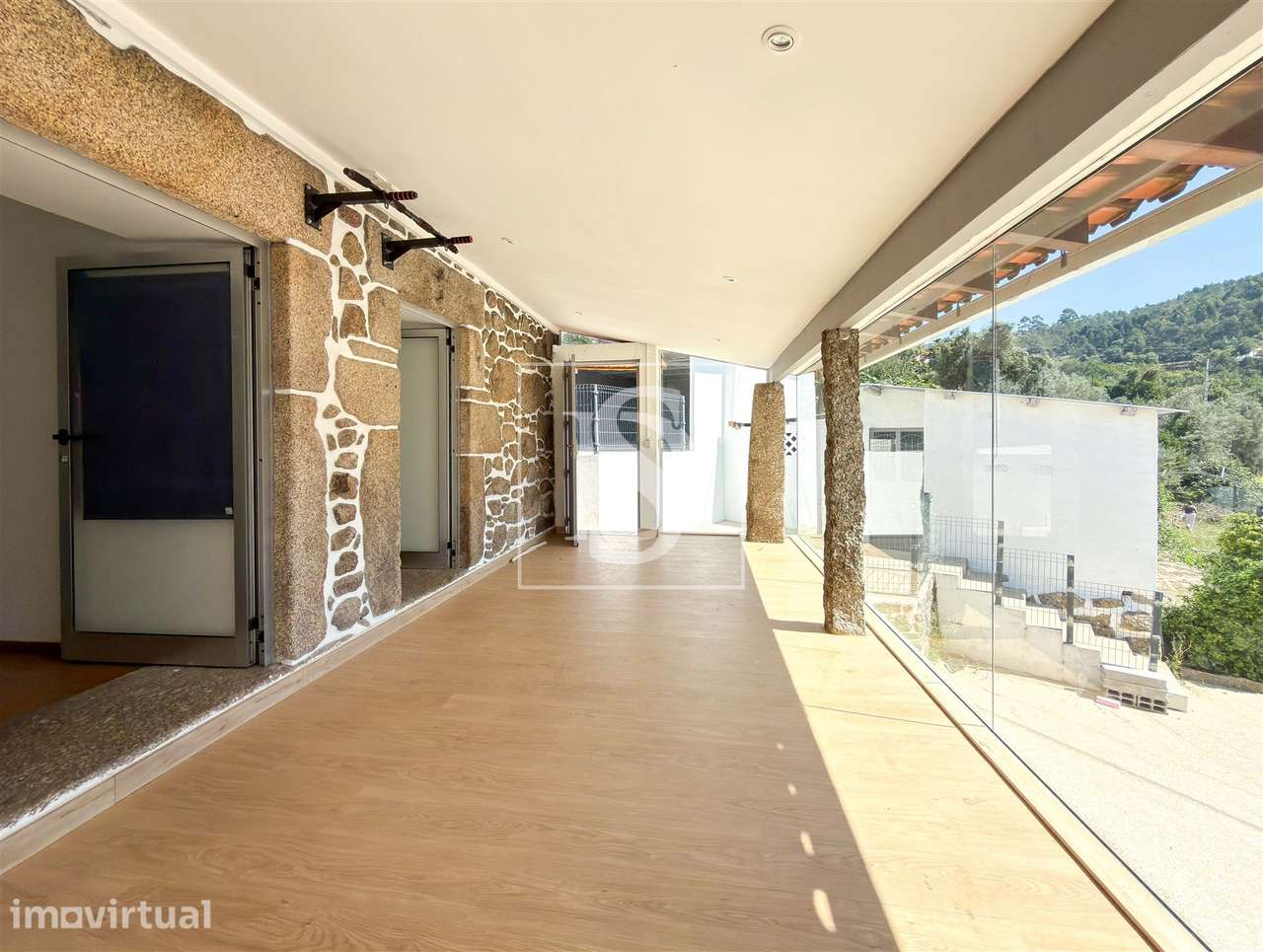 Moradia em Pedra com 2 Quartos, carport e 900 m² de Jardim — Portela d - Grande imagem: 2/32