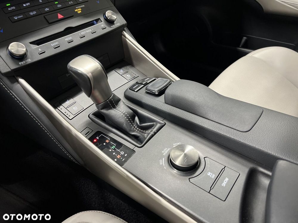 Lexus IS 200t Prestige - 28