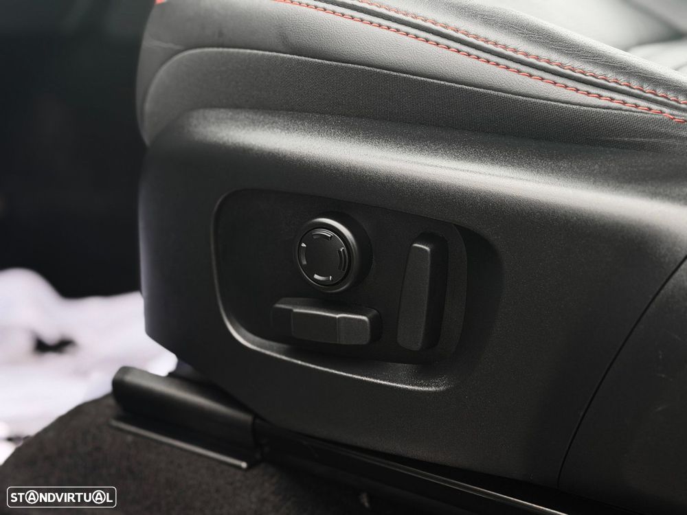 Land Rover Discovery Sport P300e R-Dynamic SE - 17