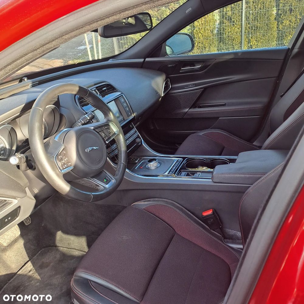 Jaguar XE 2.0 D R-Sport - 6