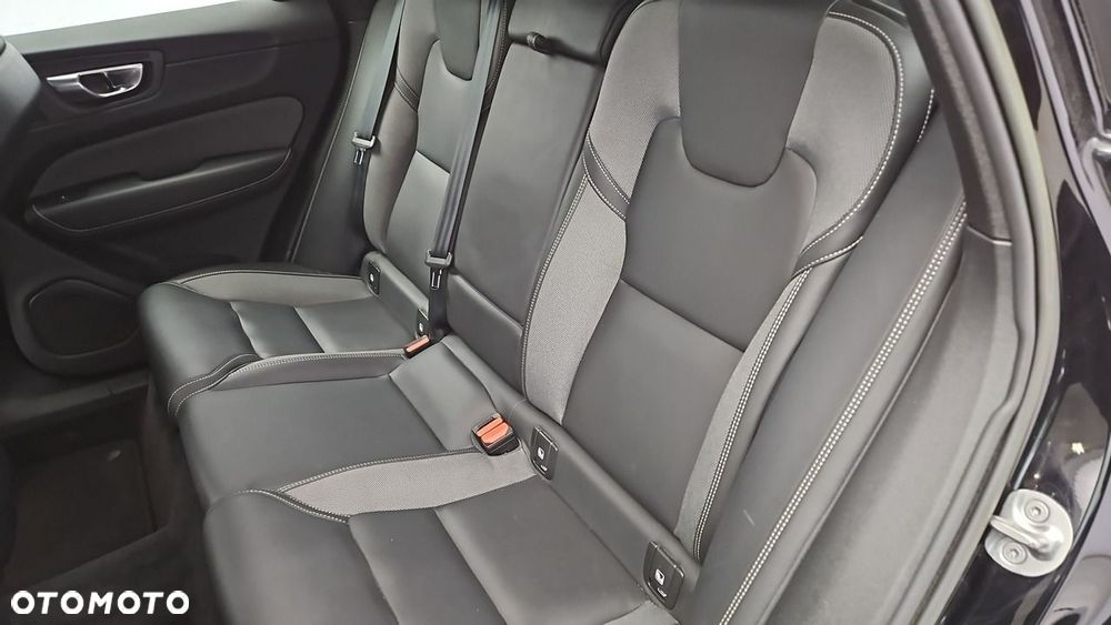 Volvo XC 60 B4 D Plus Dark - 23