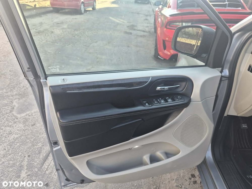 Chrysler Town & Country 3.6 Limited - 31