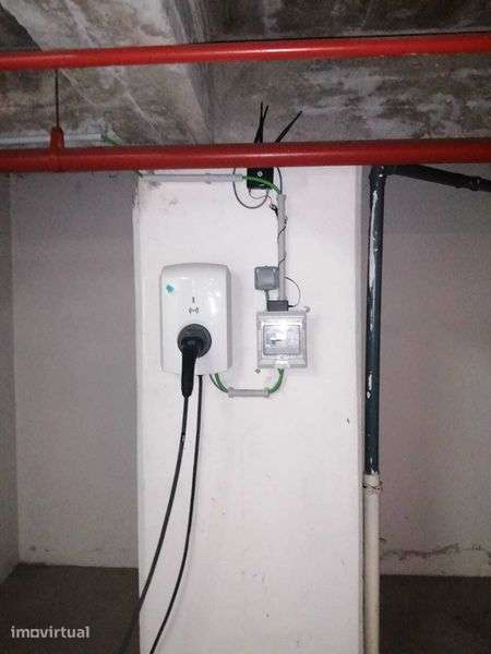 Lugar de parqueamento em garagem com carregador veículo eletrico - Grande imagem: 2/3