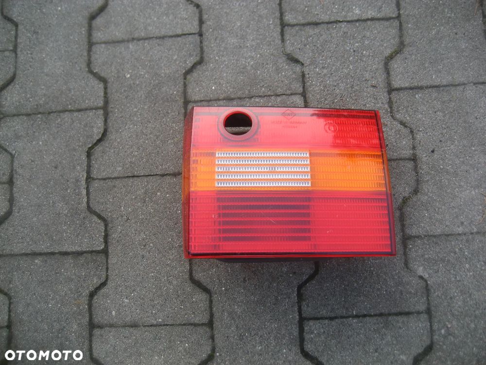 vw passat b4 kombi 94-96r lampa tył prawa w klapę 3a9945108