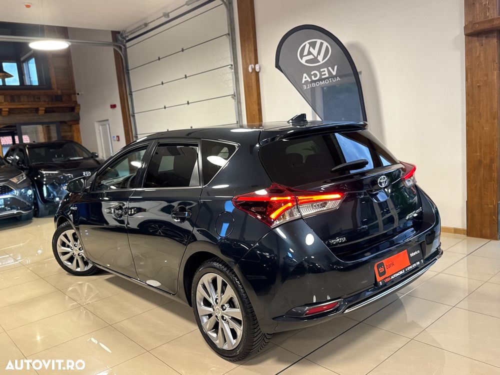 Toyota Auris 1.8 L VVT-i HSD Sol + - 5