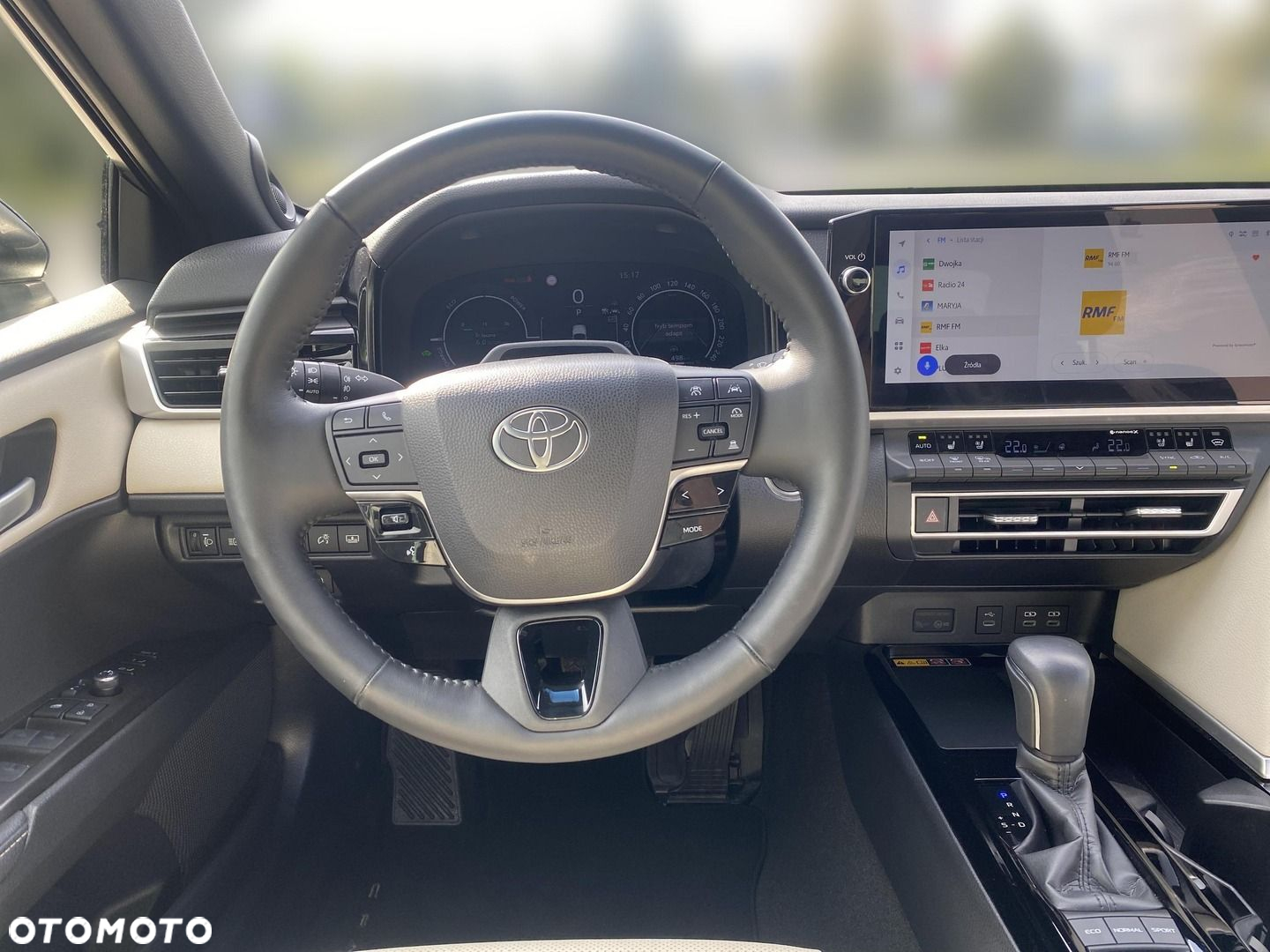Toyota Camry - 17