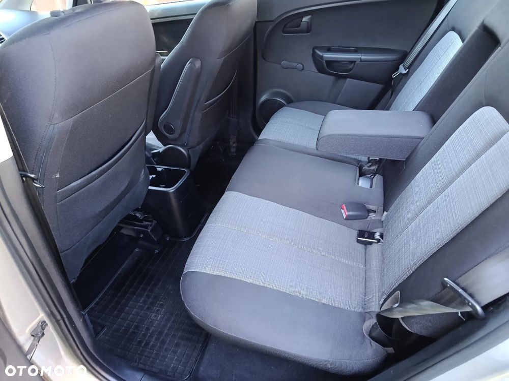 Kia Venga - 11