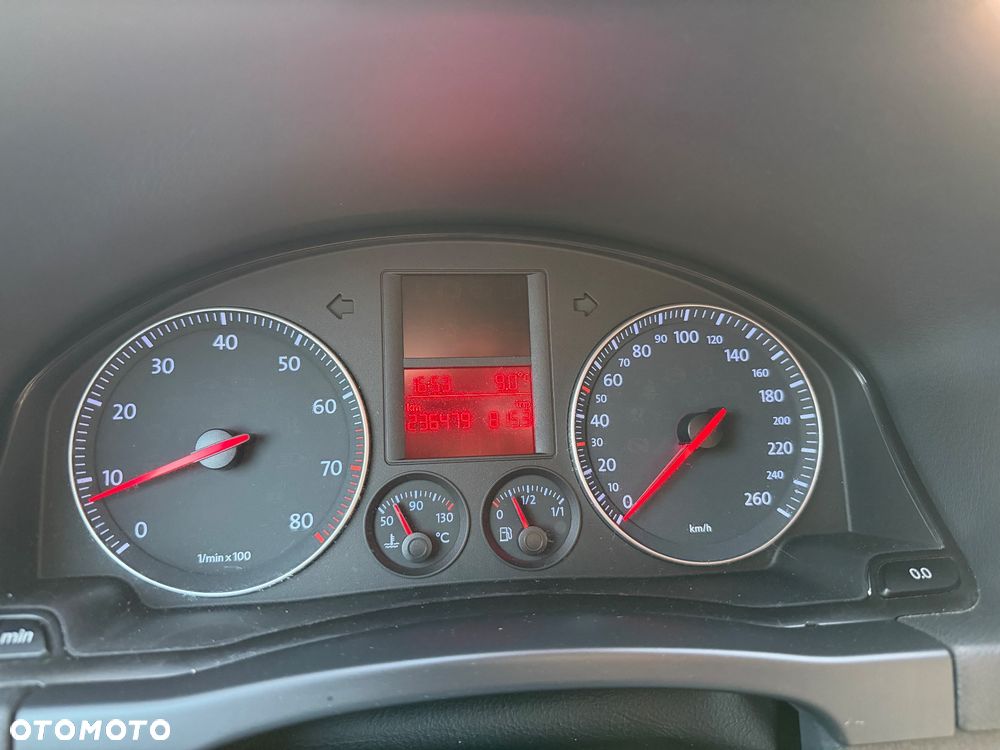 Volkswagen Golf 1.6 FSI Trendline - 32