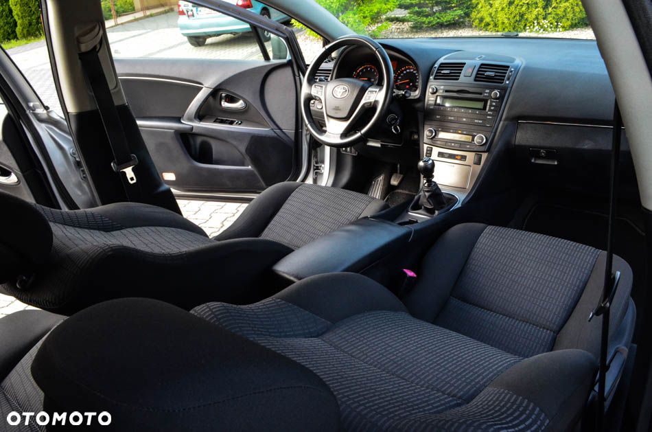 Toyota Avensis 1.8 Comfort - 25