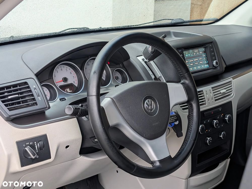 Volkswagen Routan - 14