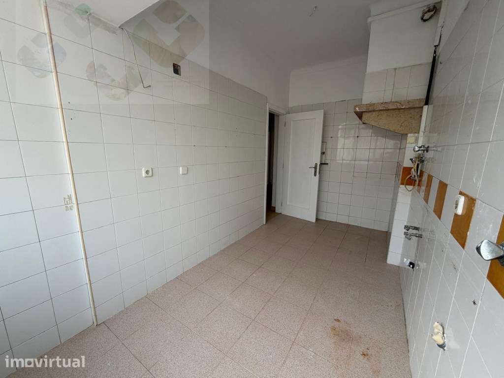 Apartamento com Excelente Potencial de Valorização na Amadora - Grande imagem: 4/23