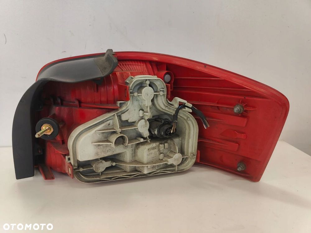 Audi a3 8p 04-08 3 drzwi LAMPA TYŁ PRAWA TYLNA - 4
