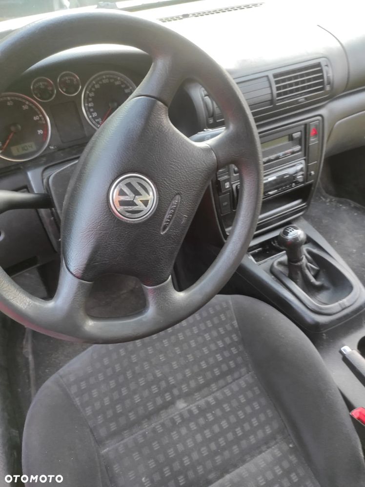 Volkswagen Passat 1.8T Basis - 2
