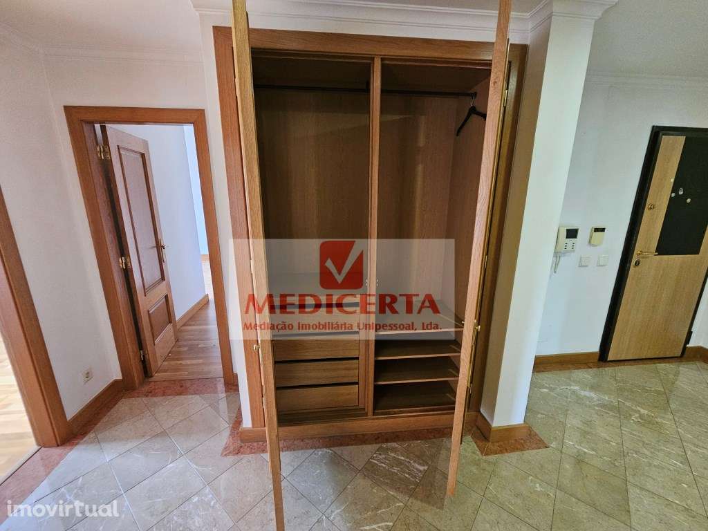 Amadora (Casas do Lago) T4 (2 Parqueamentos + Arrecadação) - Grande imagem: 5/27