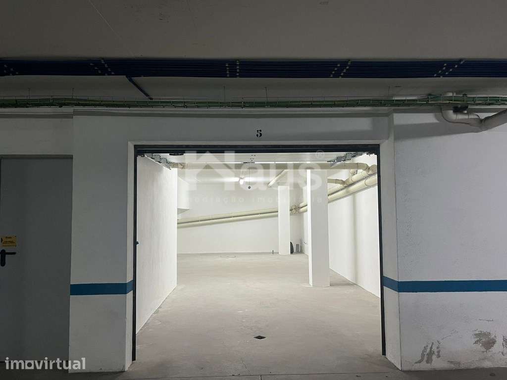 Garagem inserida em cave - Grande imagem: 3/7