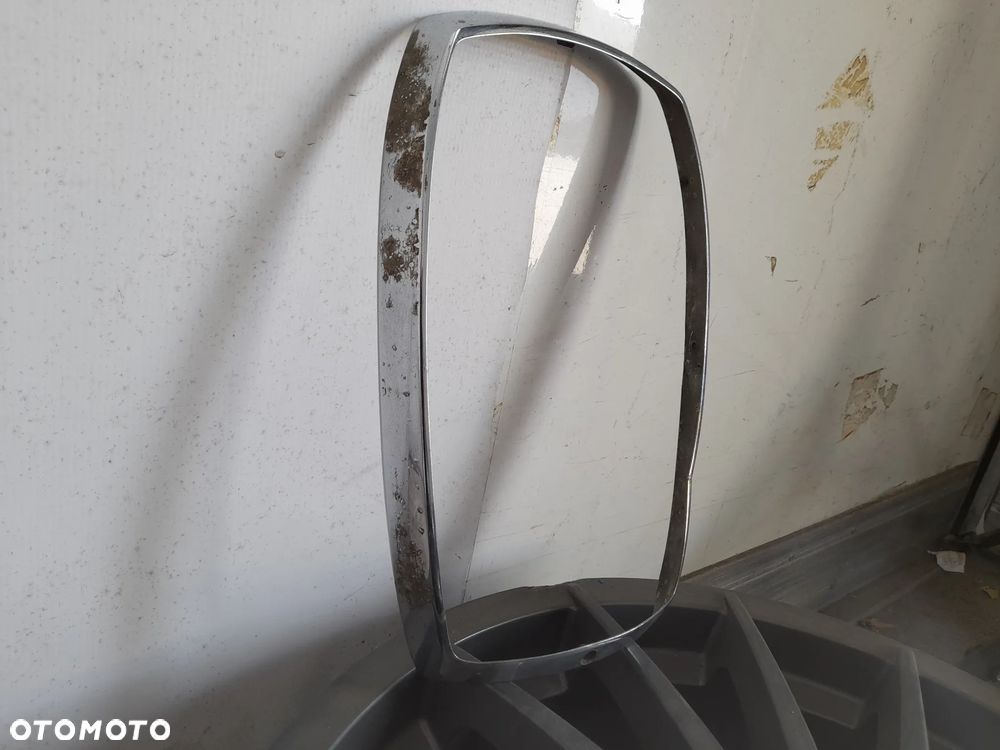 Ramka chrom reflektora przód Mercedes W114 W115 Hella 1305542056 - 3