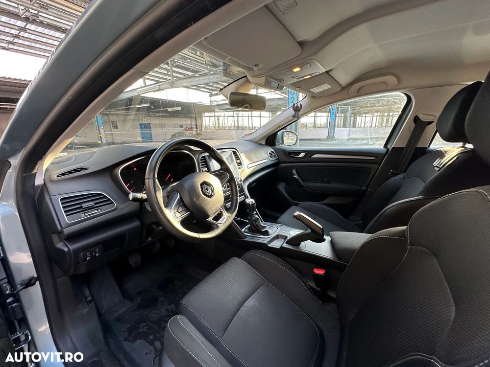 Renault Megane TCE 140 Techno - 12