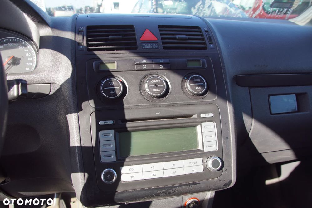 Auto na części - Volkswagen Touran I 1.9 TDI 105 KM BKC GQN LC9Z 2005R Silnik Skrzynia Drzwi Maska Błotnik Klapa Zderzak Lampa Lusterko Klamka Szyba Deska Kokpit Sterownik Moduł Czujnik Licznik Panel Kierownica - 13