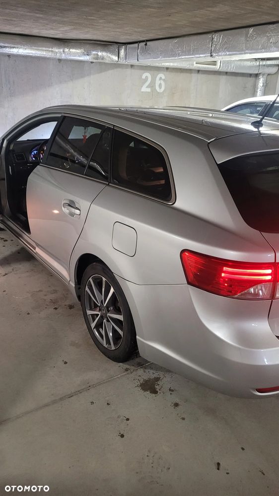 Toyota Avensis 2.0 D-4D Executive - 5