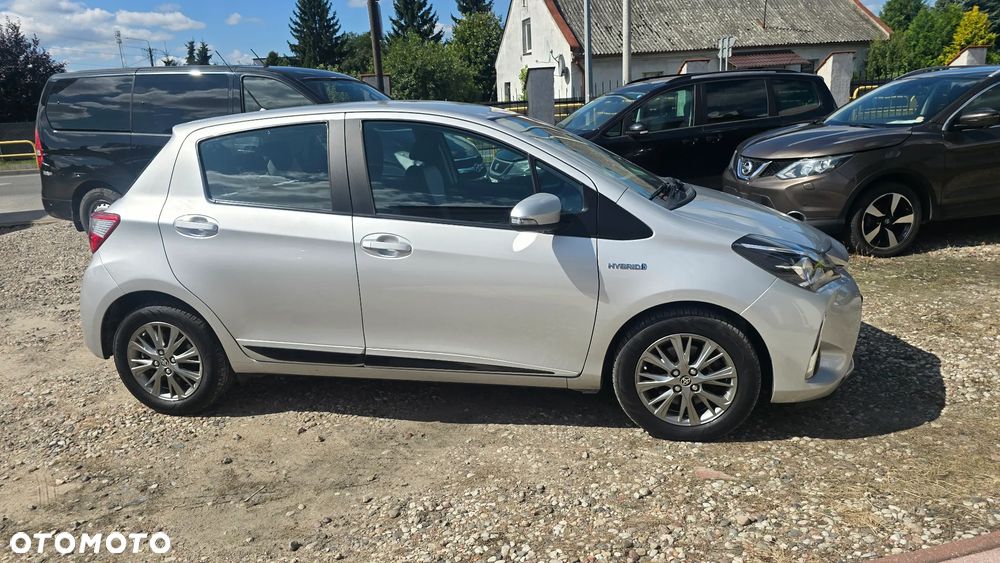 Toyota Yaris Hybrid 100 Sol - 17
