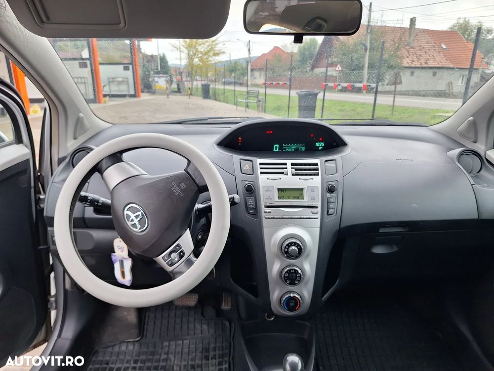 Toyota Yaris 1.3 Aut Sol - 8