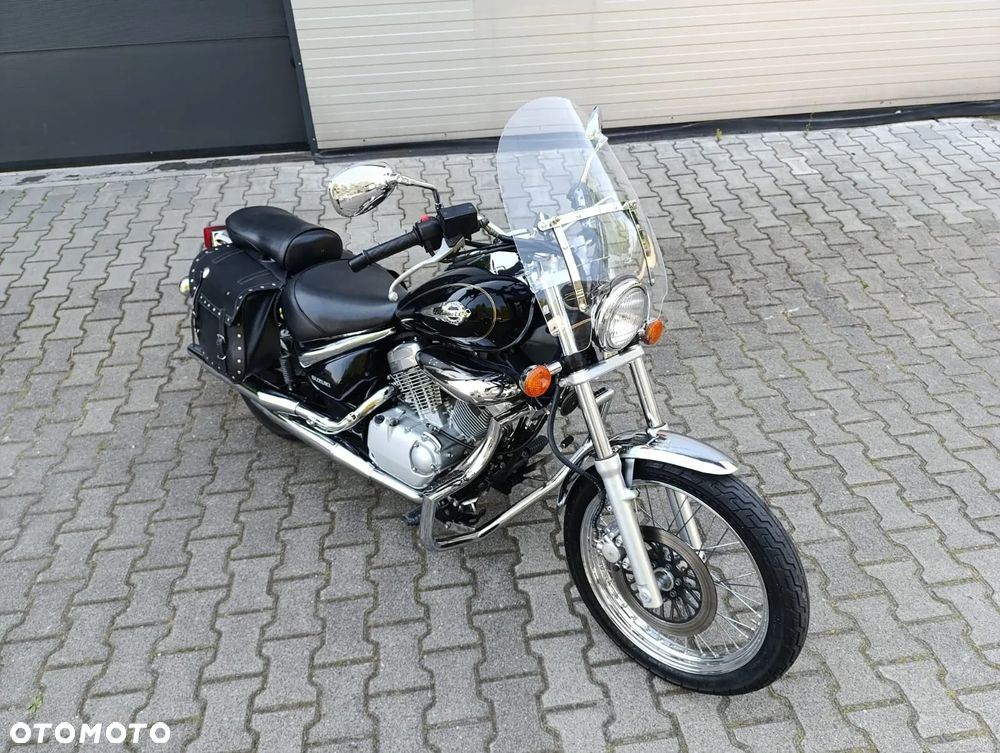 Suzuki Intruder - 13