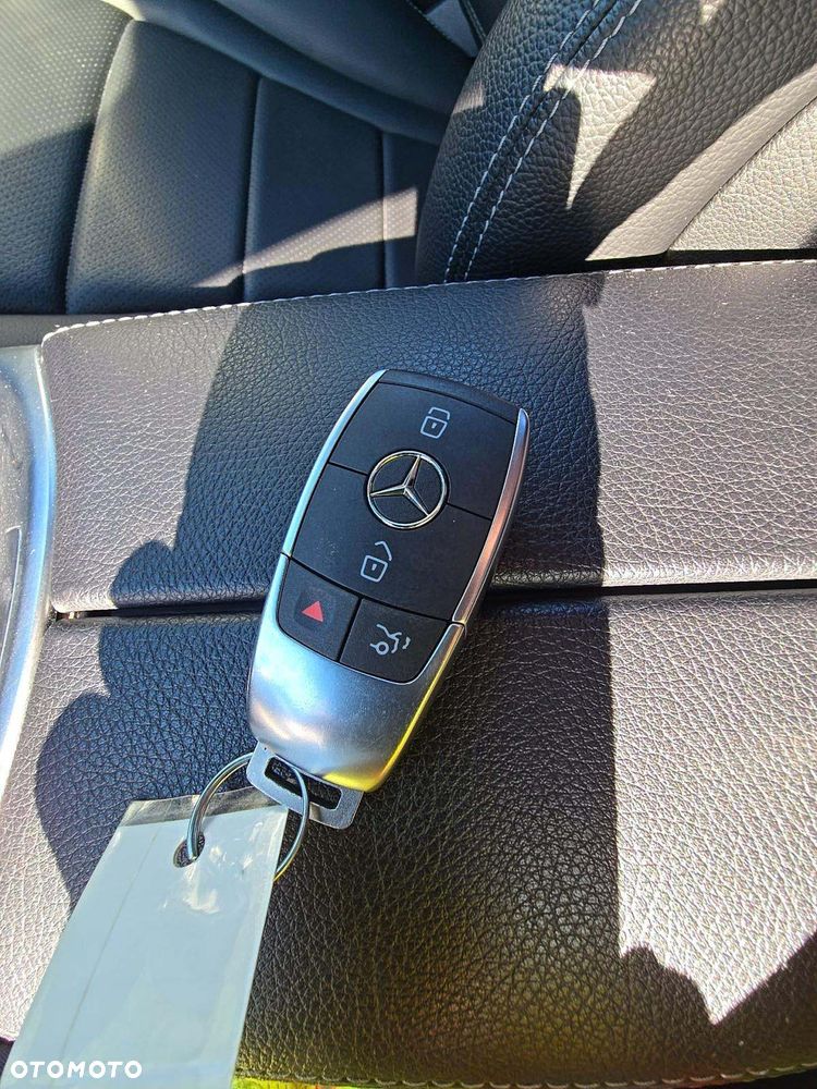 Mercedes-Benz GLC 300 4Matic 9G-TRONIC AMG Line - 11