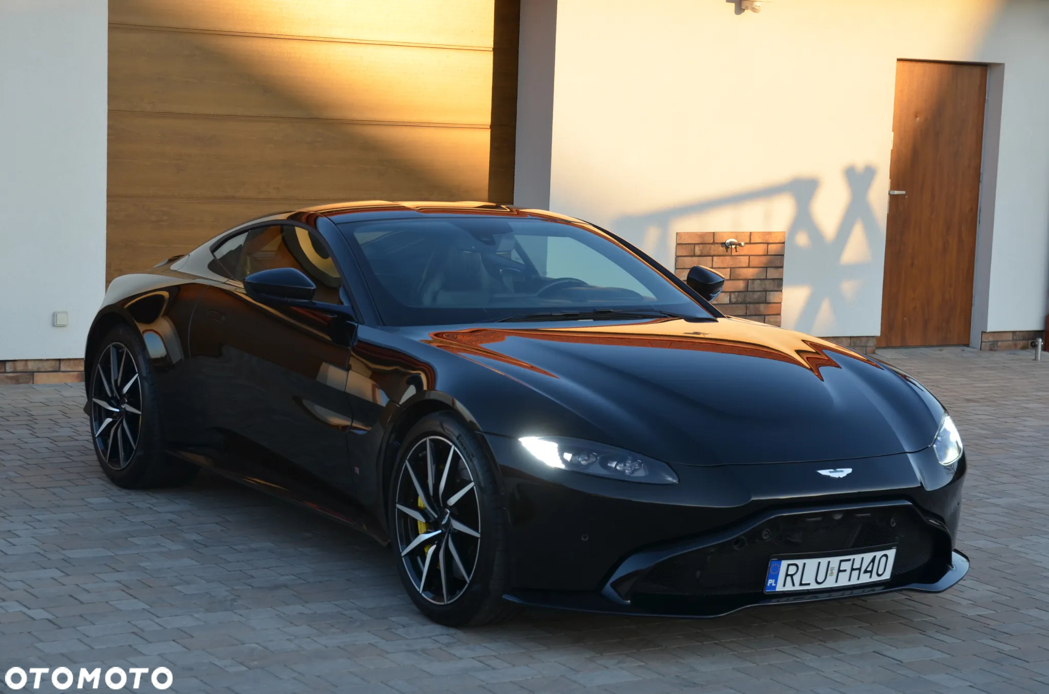 Aston Martin V8 Vantage Standard - 3