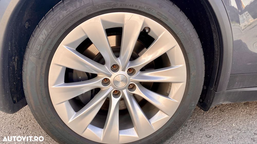 Tesla Model X - 15