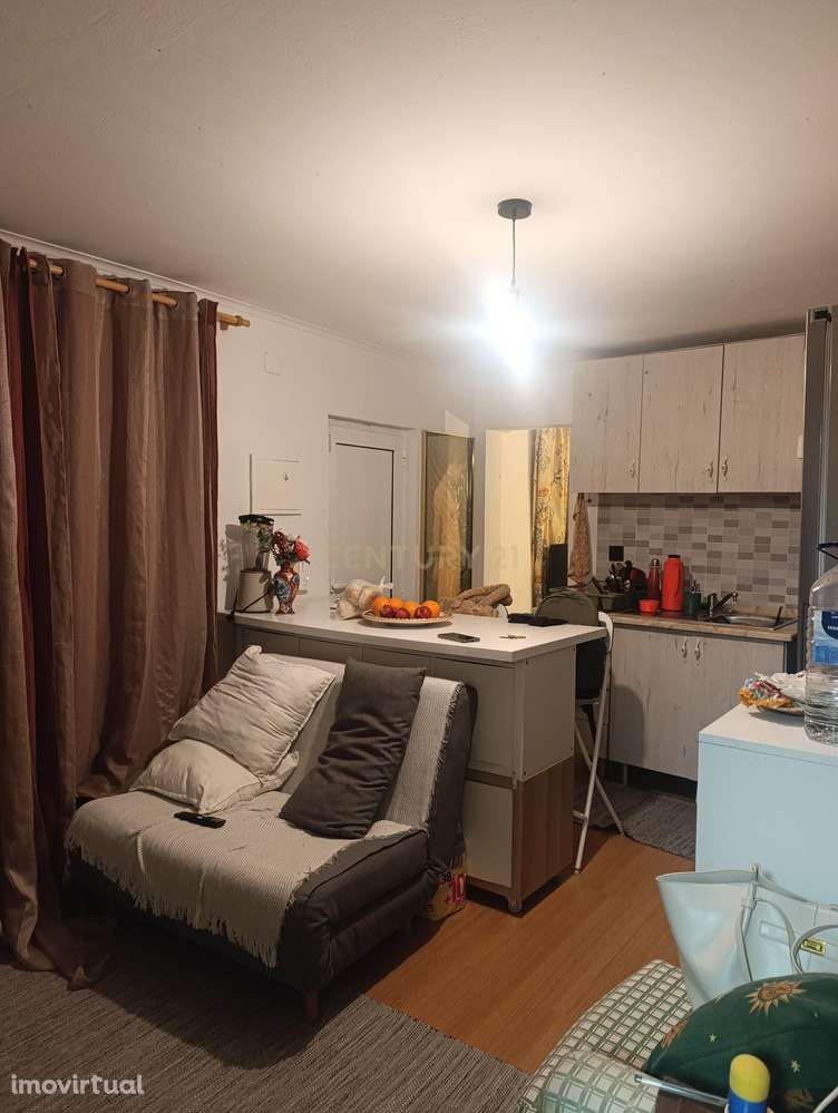 Casas em Almada Laranjeiro com 2 casas de banho e boa exposição solar - Grande imagem: 3/23