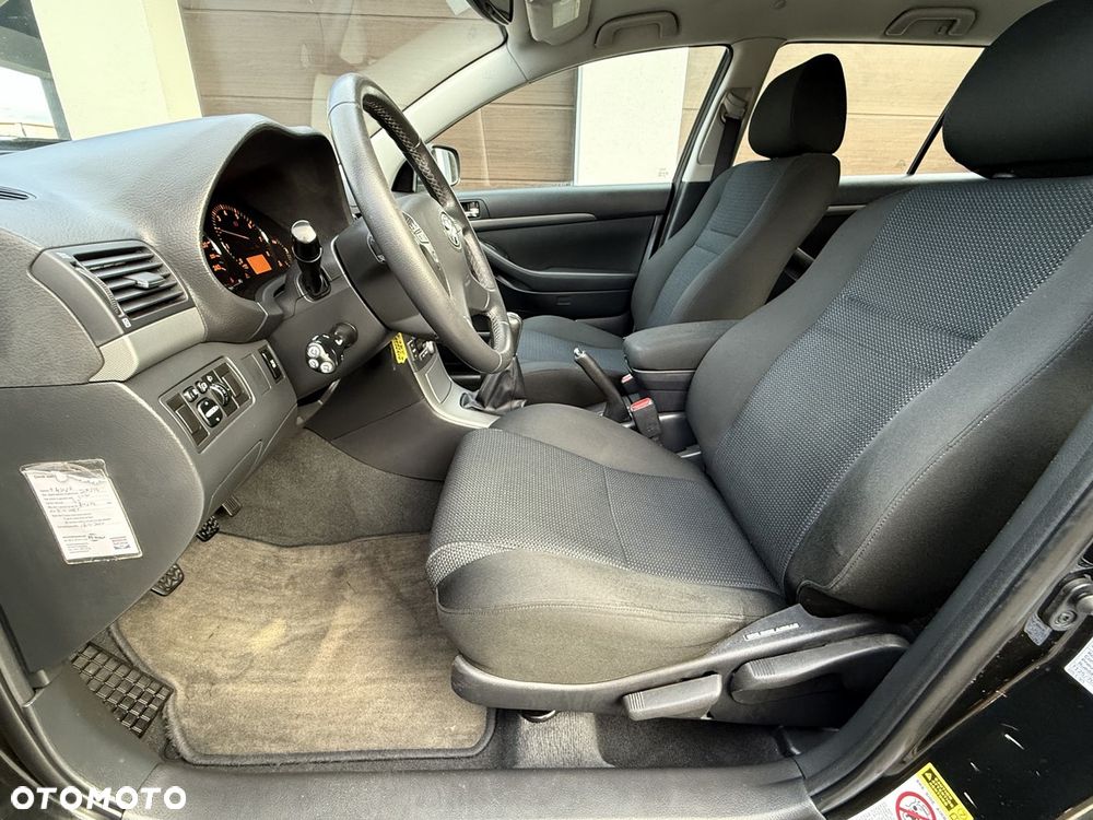 Toyota Avensis 1.8 VVT-i Combi - 14