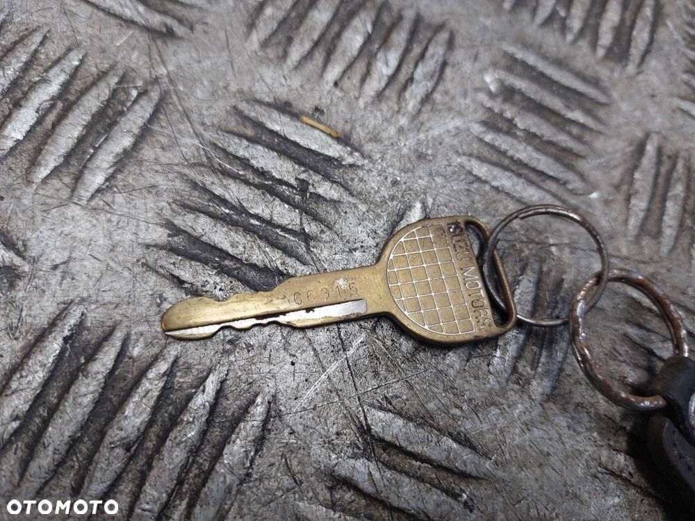 STACYJKA Z KLUCZYKIEM ISUZU TROOPER I - 4