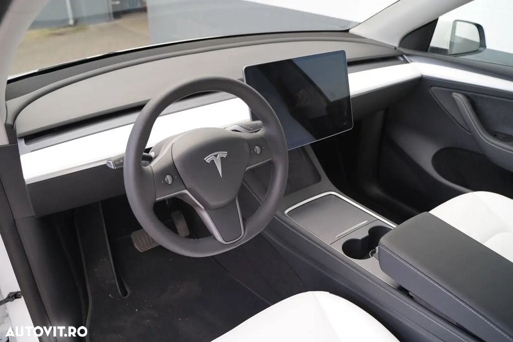 Tesla Model Y Long Range Dual Motor AWD - 13