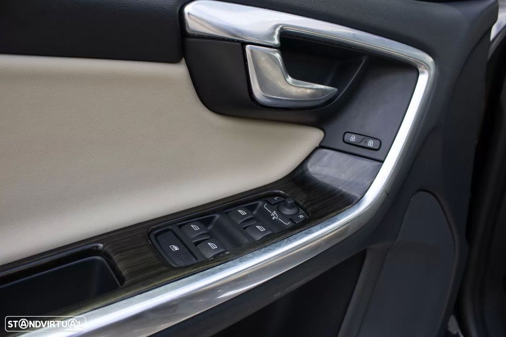 Volvo V60 D6 Plug-In-Hybrid AWD Geartronic Momentum — fotografia 12