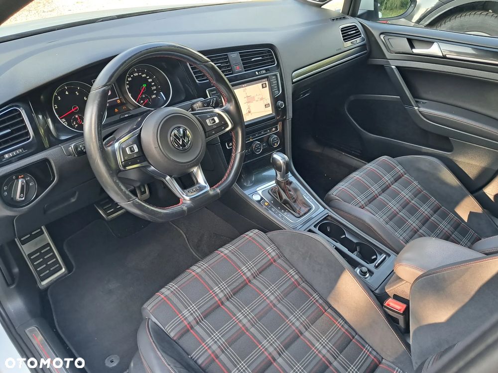 Volkswagen Golf - 28