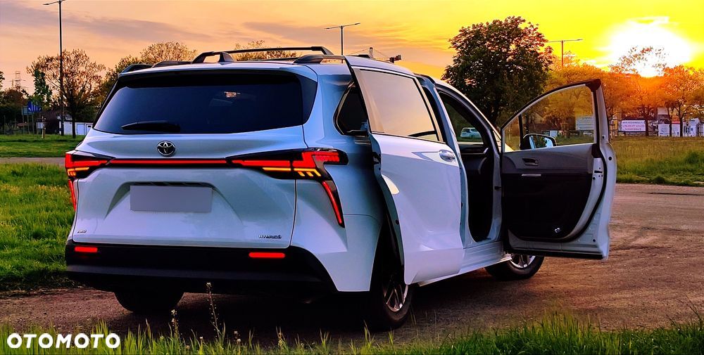 Toyota Sienna - 1