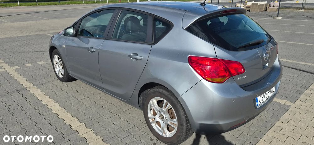 Opel Astra 2011 photo 4