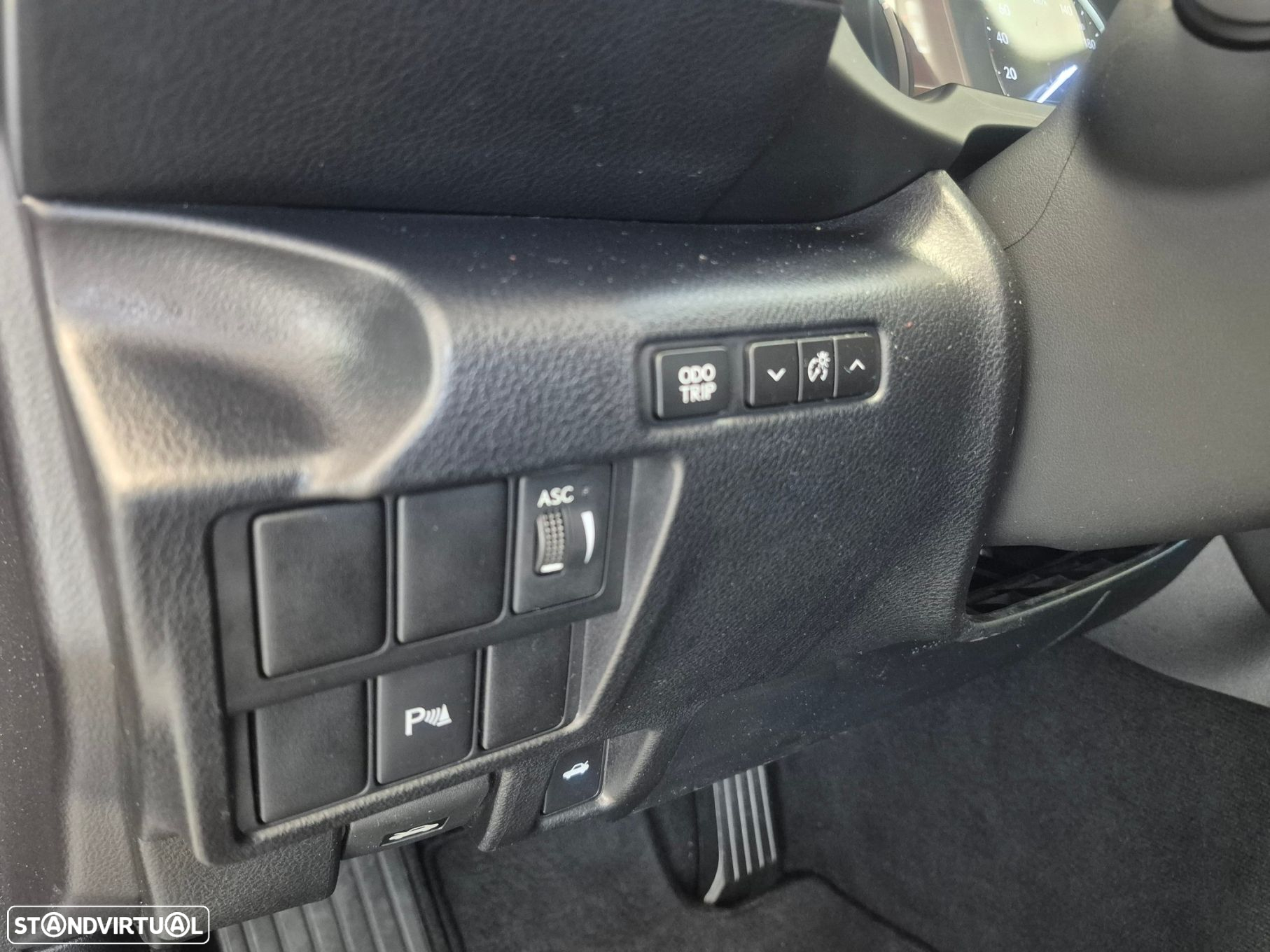 Lexus IS 300H Sport Edition - 11