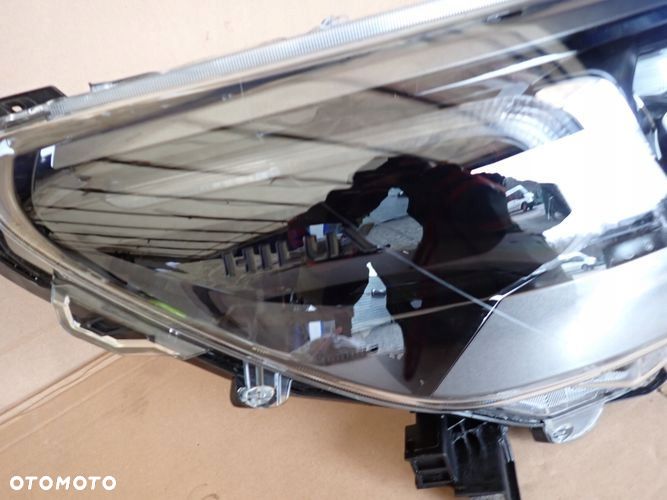 TOYOTA HILUX VIII 8 FULL LED 20- reflektor prawy lampa prawa 81110-YP431 - 2
