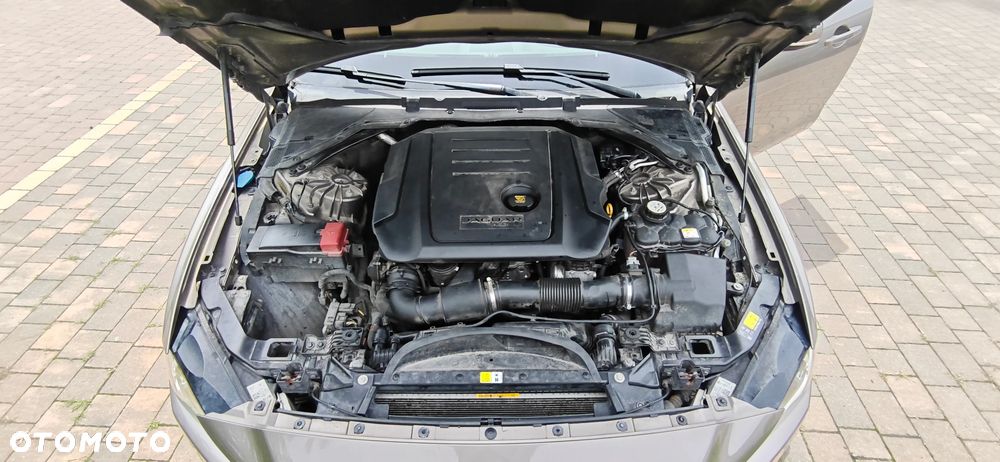 Jaguar XE 2.0 D R-Sport - 16