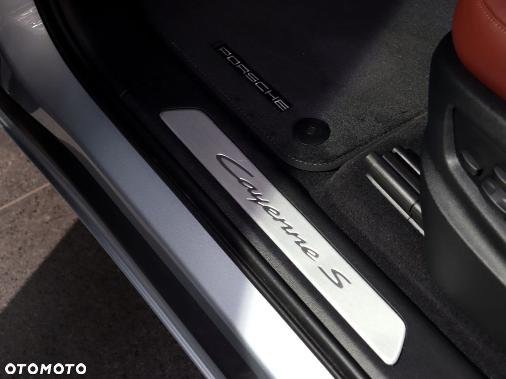 Porsche Cayenne S - 30