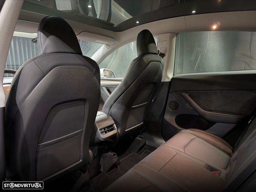 Tesla Model Y Long Range Dual Motor AWD - 31