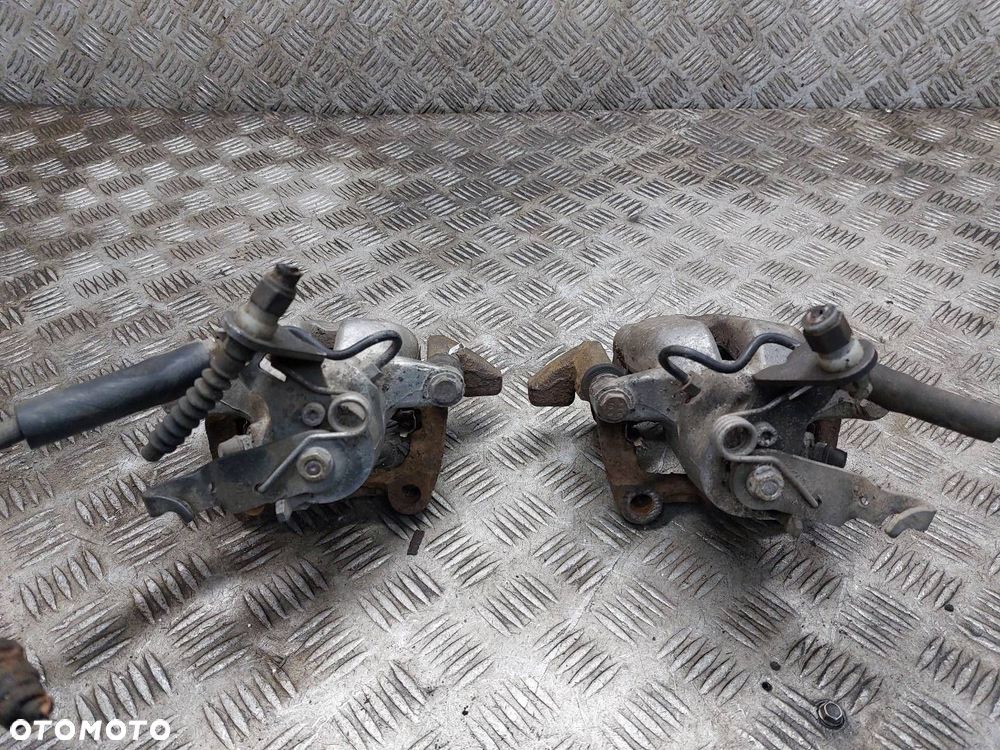 ZACISK HAMULCOWY LEWY TYŁ + PRAWY TYŁ VOLKSWAGEN JETTA V - 2